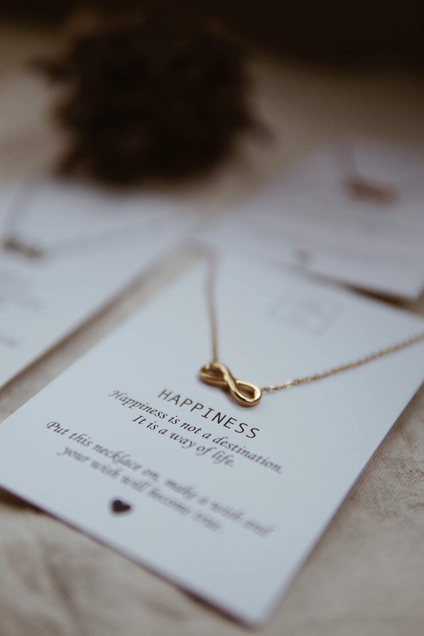 LUUK LIFESTYLE Necklace for women with Infinity pendant and HAPPINESS gift card, modern and minimalist fashion accessory, jewelry to offer, girlfriend, loved one, proof of infinite love, gold