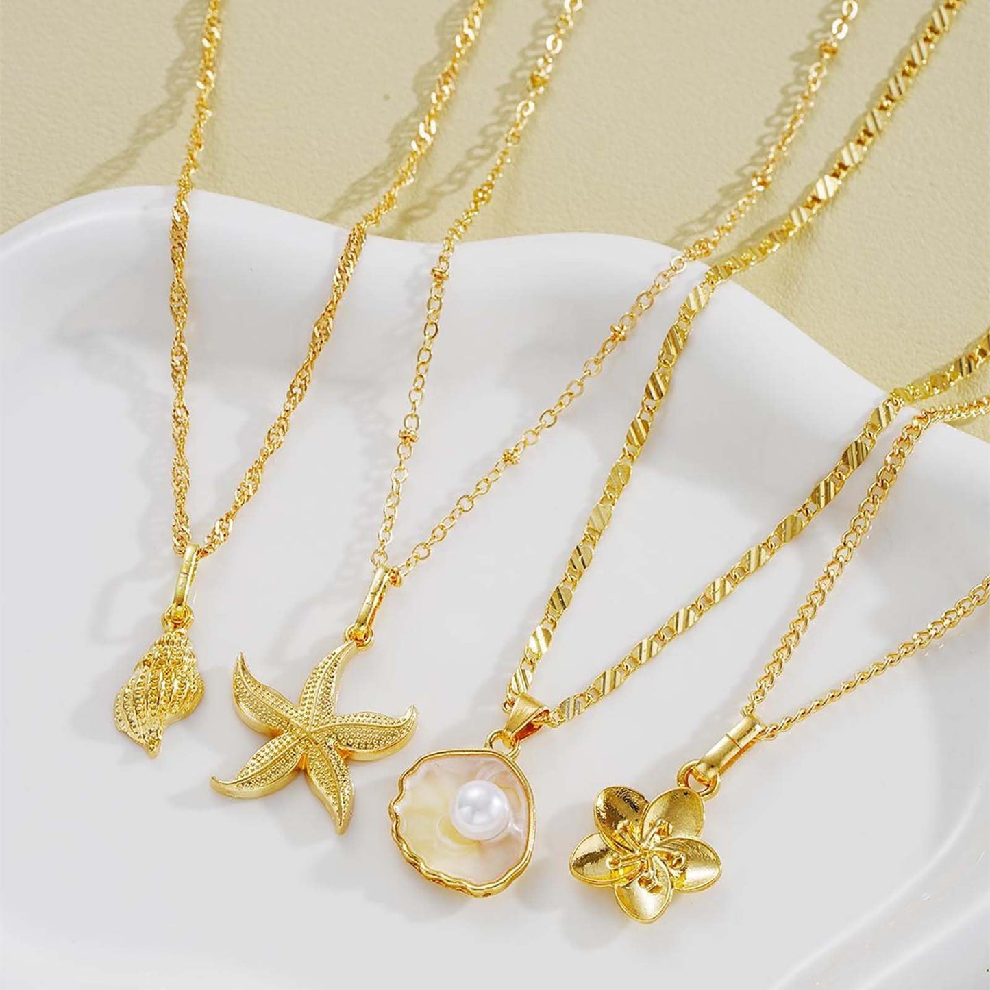 Beach Necklaces for Women Shell Starfish Necklace for Women Gold Plated Boho Layered Pendant Necklace with Pearl Conch Charm Dainty Summer Dress Beach Vacation Jewelry Gifts