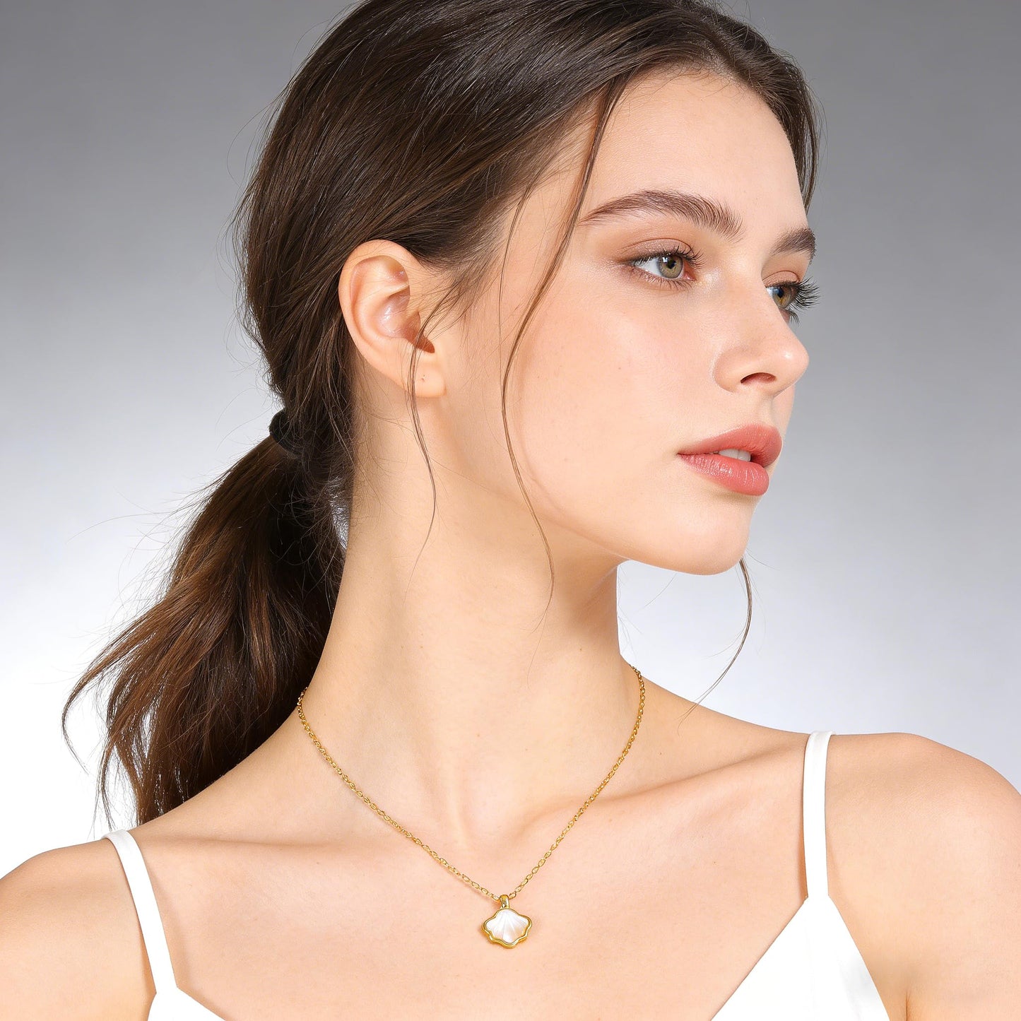 YUJIE Gold Shell Pendant Necklace for Women Dainty 14K Gold Plated Scallop Charm Summer Beach Minimalist Jewelry