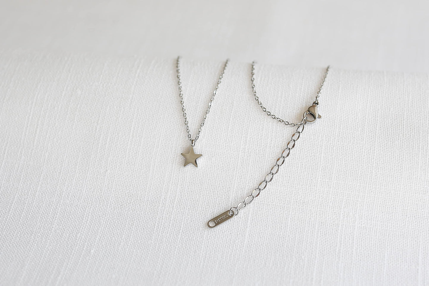 LUUK LIFESTYLE stainless steel ladies' necklace with star pendant and HAPPINESS gift card, elegant jewellery, 19” adjustable chain length friendship necklace, silver
