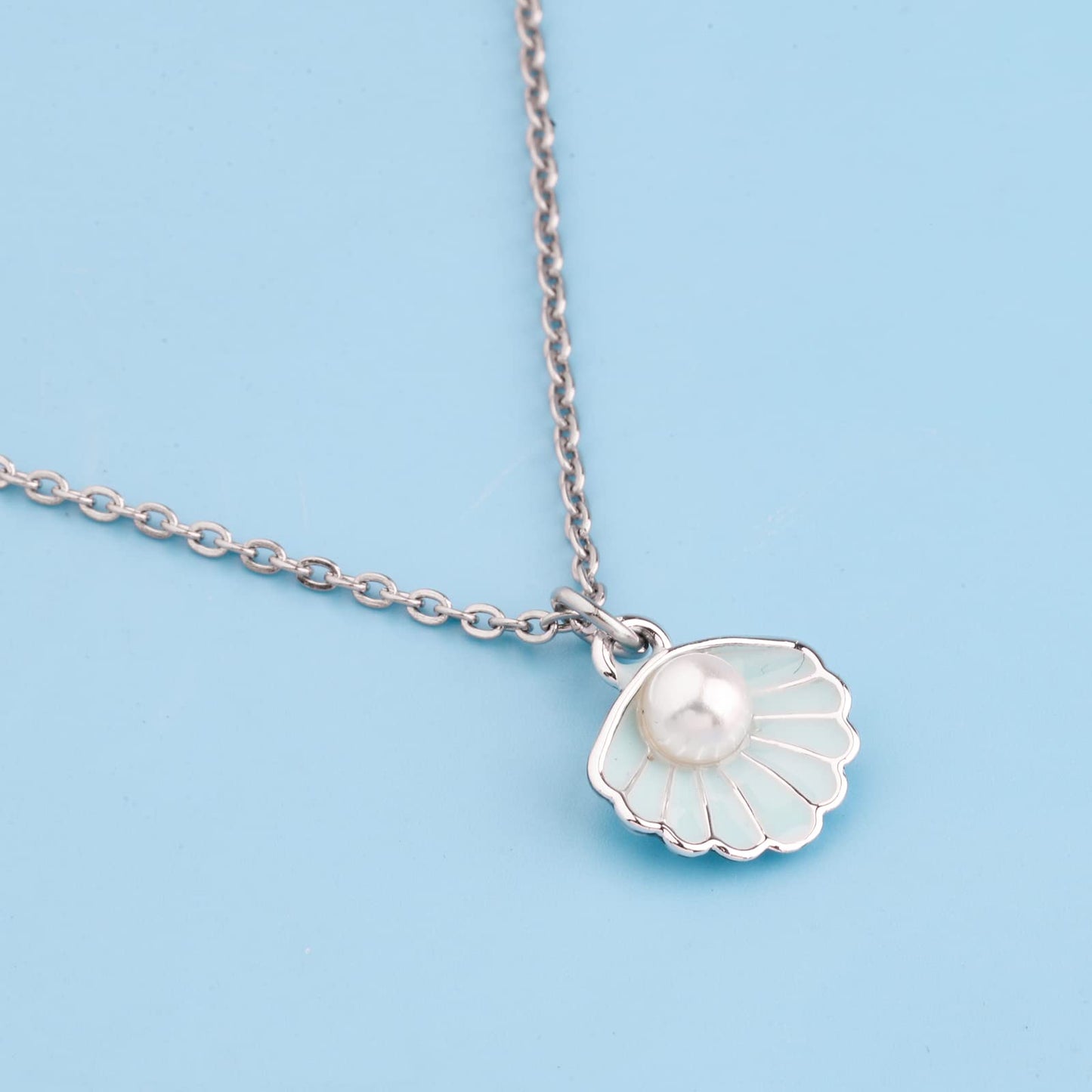 BNQL Seashell Pendant Necklace Beach Lover Gifts Scallop Necklace Enamel Blue Seashell Jewelry Gifts for Women