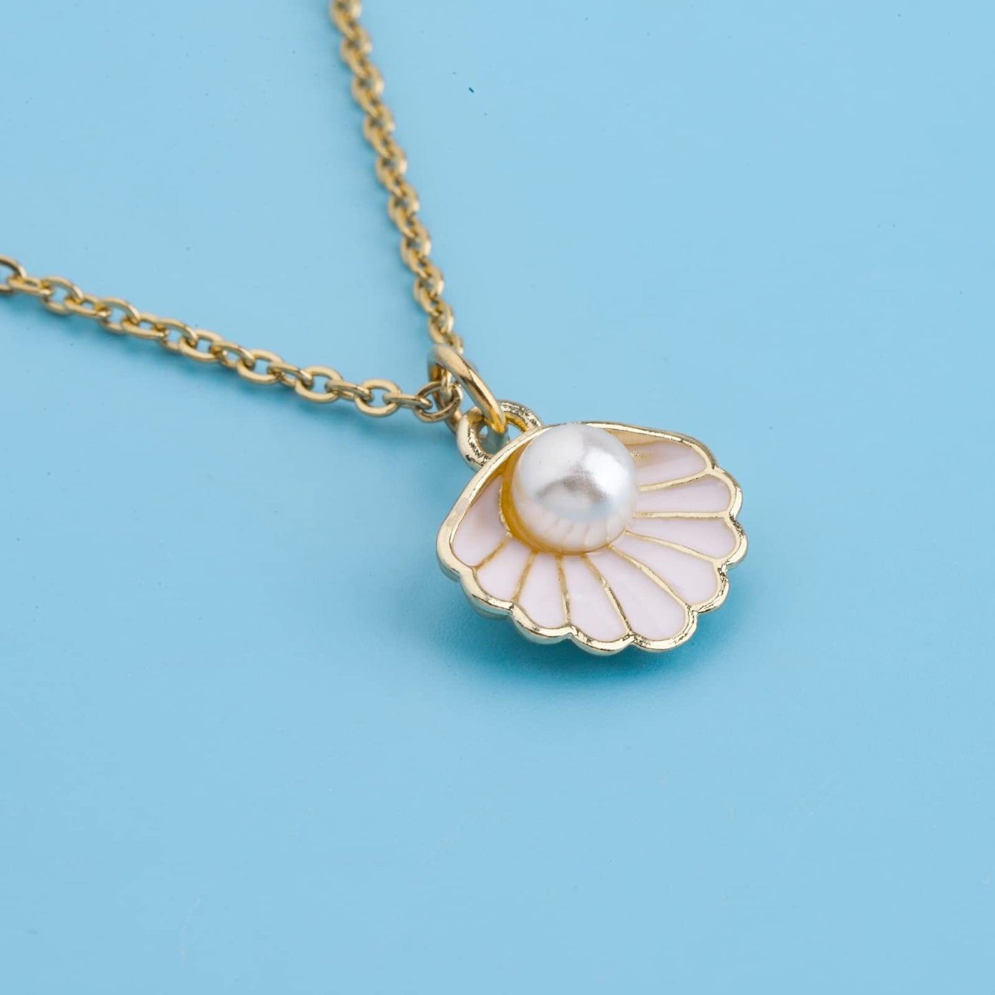 BNQL Seashell Pendant Necklace Beach Lover Gifts Scallop Necklace Enamel Seashell Jewelry Gifts for Women