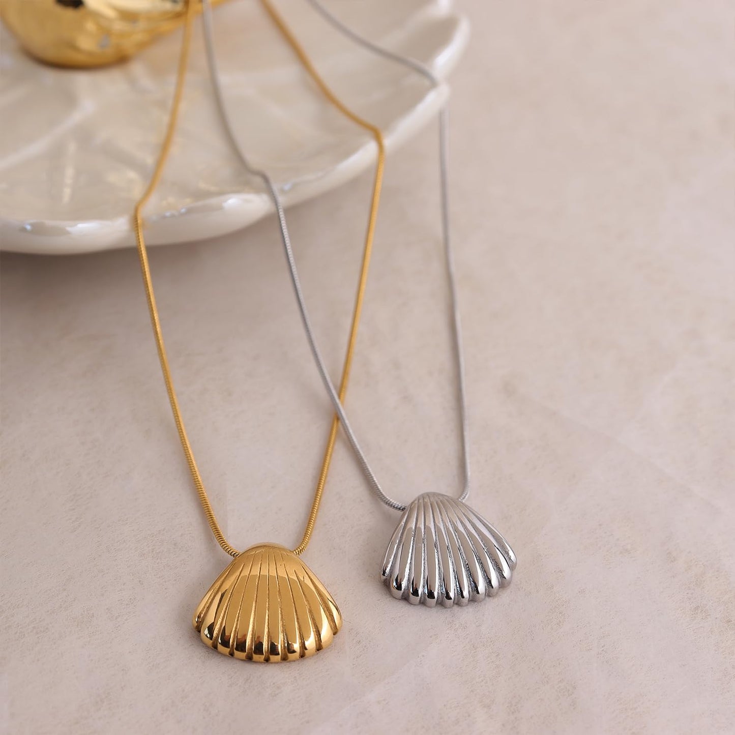 Frigotine Dainty Silver Shell Pendent Necklace for Women, Trendy Simple Statement Seashell Textured Adjustable Snake Chain Choker Summer Beach Jewelry Gifts