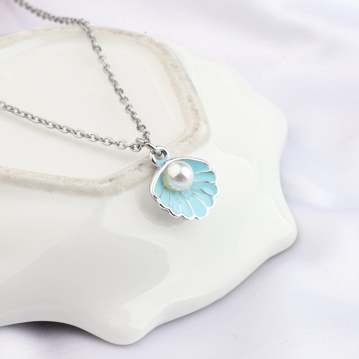 BNQL Seashell Pendant Necklace Beach Lover Gifts Scallop Necklace Enamel Blue Seashell Jewelry Gifts for Women
