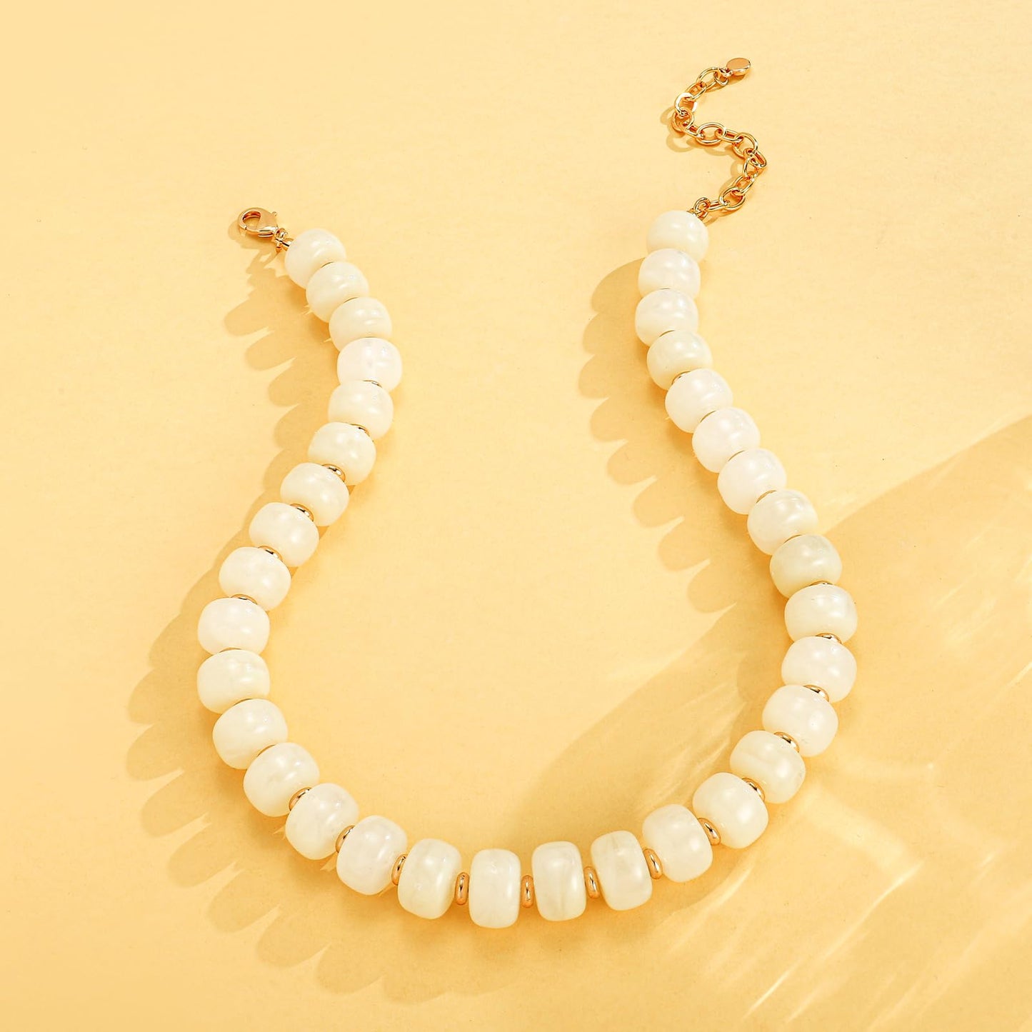HolidayQbee Beaded necklace for Women Boho Bead Chunky Necklace Big White Bead Necklace Fashion Trendy Summer White Resin Beaded Necklaces Jewelry Gifts