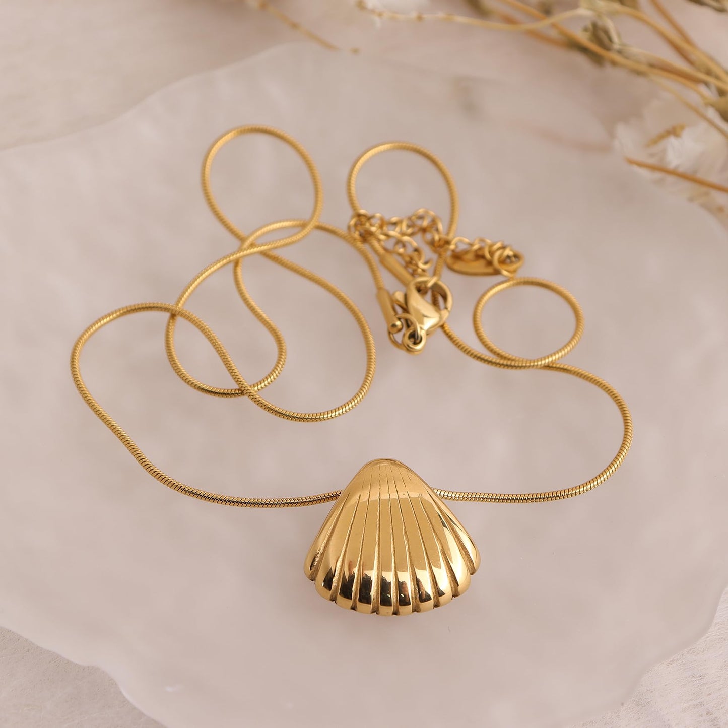 Frigotine Dainty Gold Shell Pendent Necklace for Women, Trendy Simple Statement Seashell Textured Adjustable Snake Chain Choker Summer Beach Jewelry Gifts