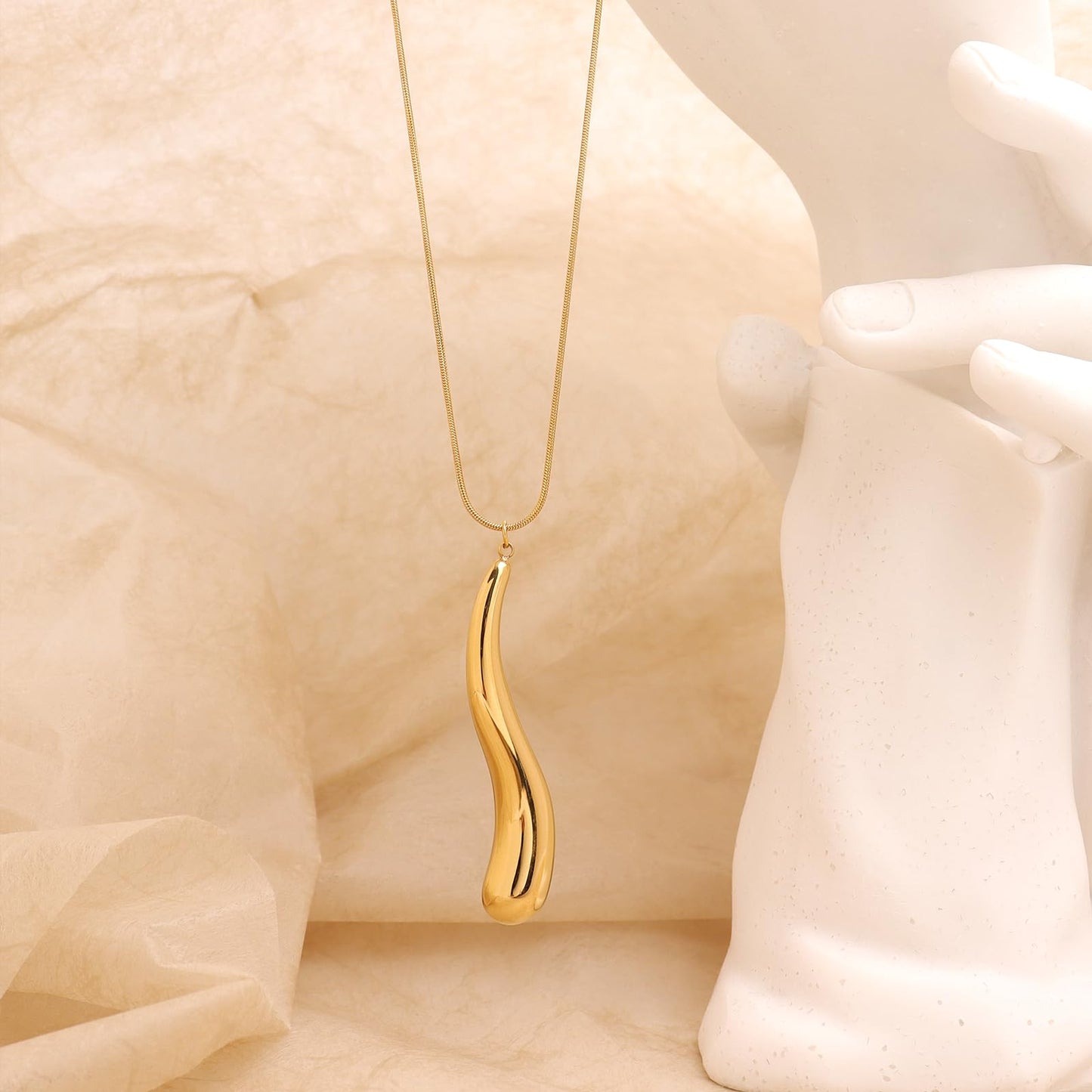 Frigotine Chunky Gold Twist Teardrop Pendant Necklace for Women，Trendy Charm Thick Adjustable Hammered Hollow Long Chain Nacklaces Fall Winter Prom Jewelry Gift.