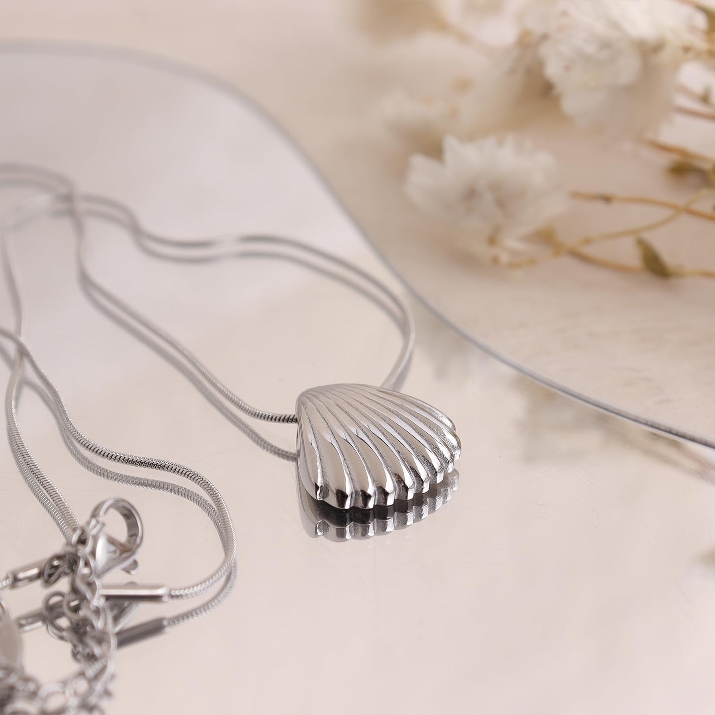 Frigotine Dainty Silver Shell Pendent Necklace for Women, Trendy Simple Statement Seashell Textured Adjustable Snake Chain Choker Summer Beach Jewelry Gifts