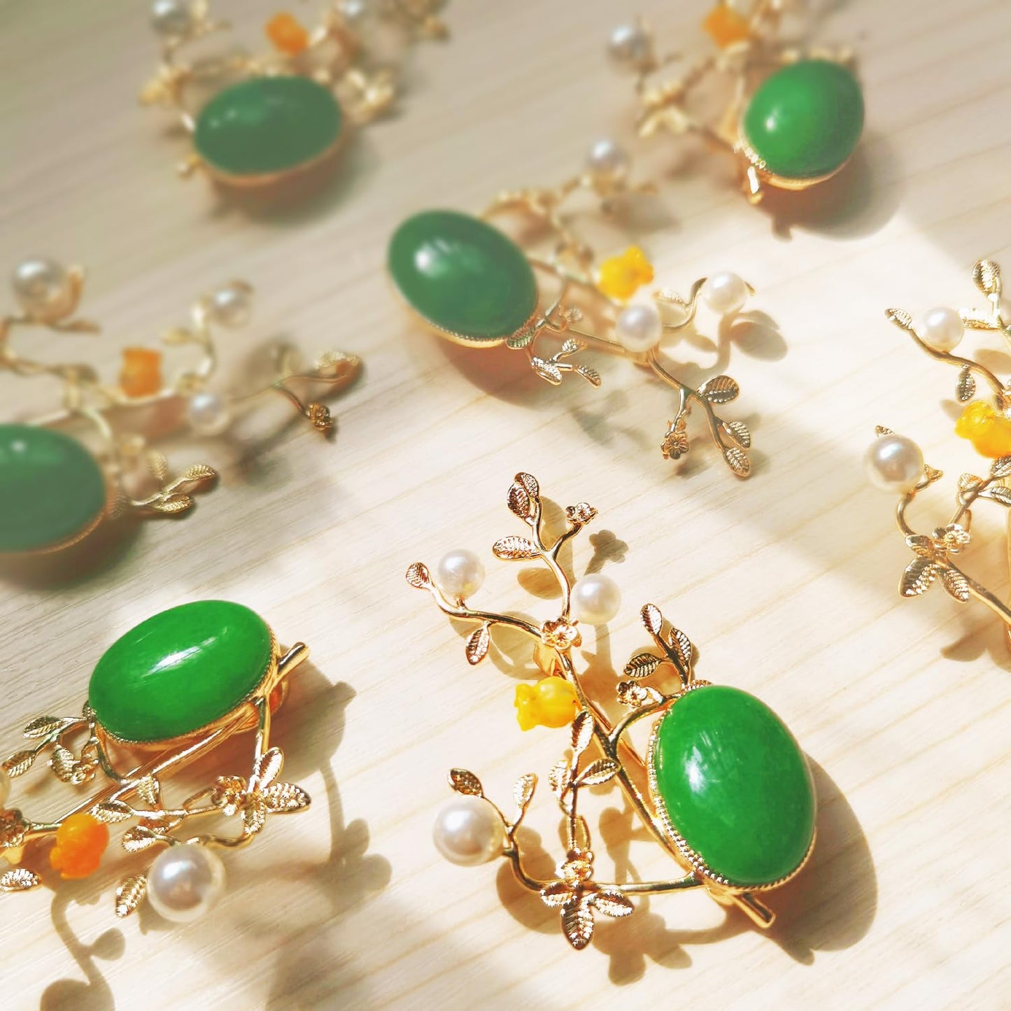 CCijiNG New Year Brooches for Women with Crystal, Flower, Rhinestone Brooches Pins Elegant Jewelry Blossom Fashionable Gifts Ladies Bouquet Brooches Pin for Birthday, Party, New Year, Copper, pearl