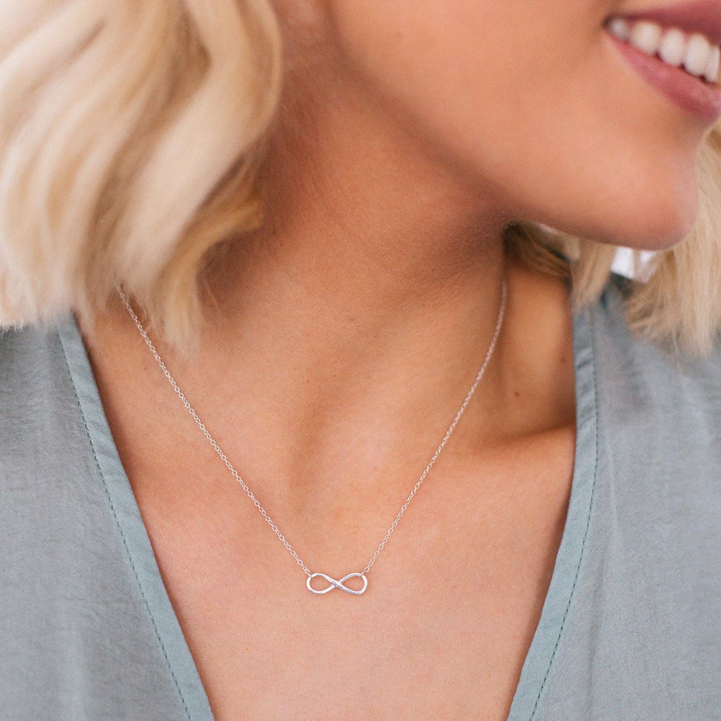 VRIUA Linked Pendant Necklace 14K Silver Plated Dainty Necklace for Women Minimalist Silver Necklace Everyday Jewelry