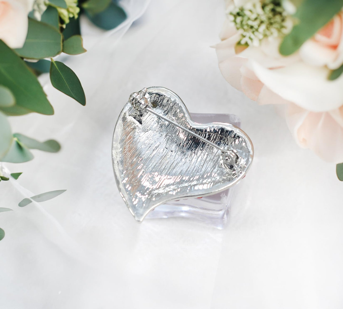 Gyn&Joy Silvery Tone Austrian Crystal Love Heart Brooch Pin BZ264 (Red)