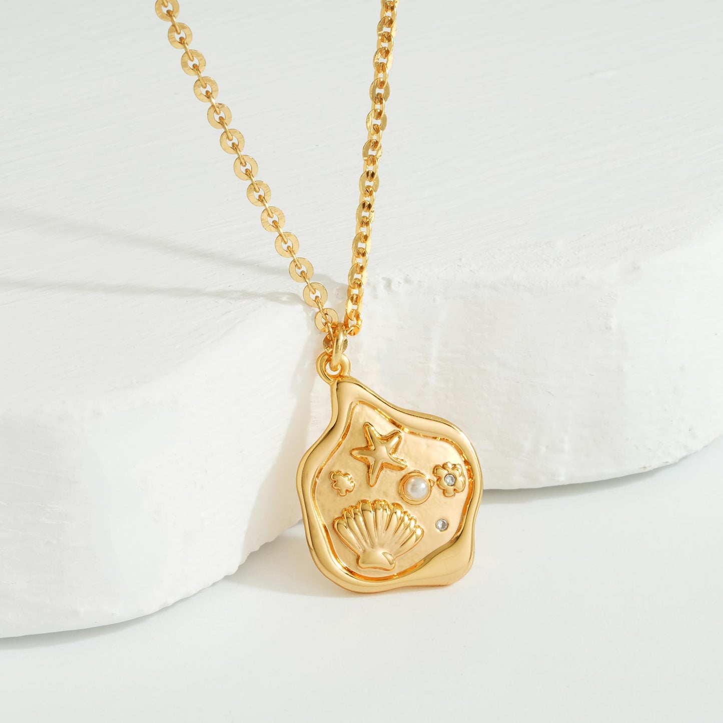 MTMY Gold Starfish Necklace 14K Gold Plated Shell Conch Ocean Pendant Necklace for Women Beach Summer Jewelry(Shell Starfish)