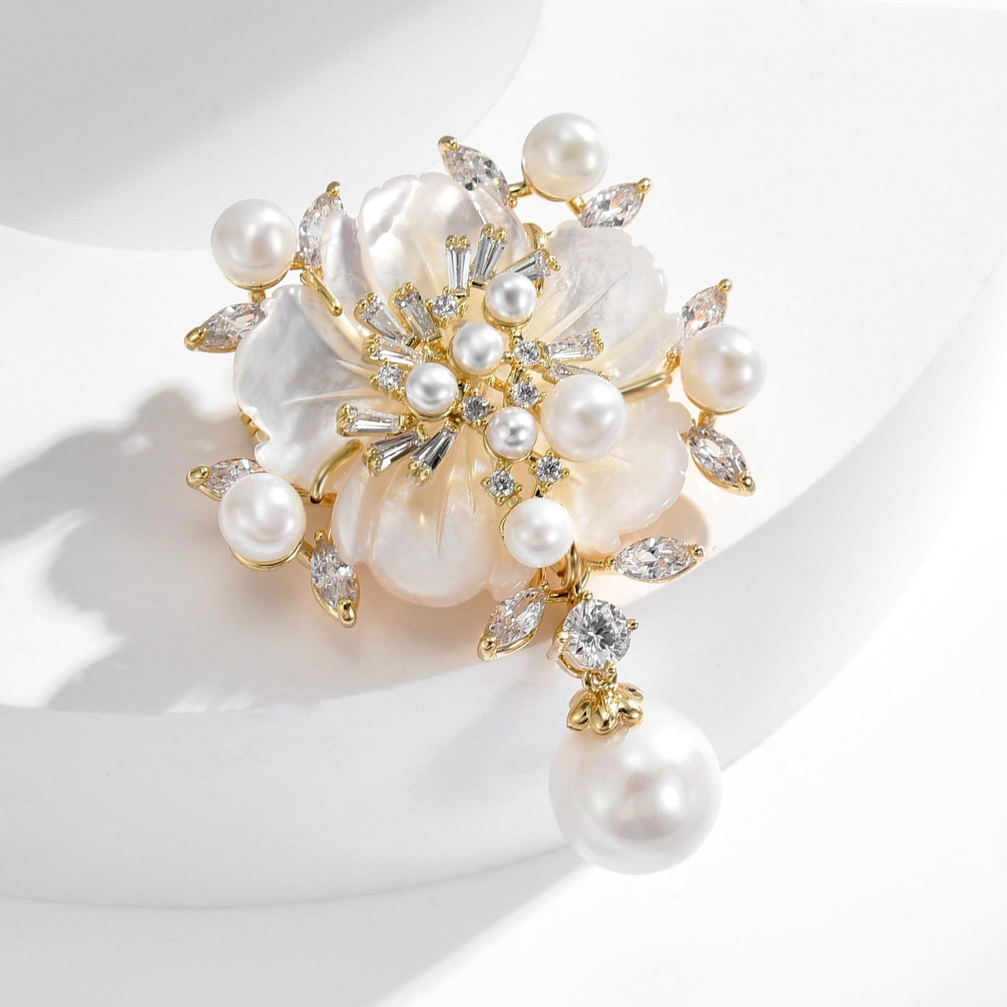 EMEGCY Gold Pearl Flower Brooch for Women Pearl Pin Flower Lapel Pin 18K Gold Plated Rhinestone Jewelry Gift for Mom Wife Sister Bride Wedding Brooches