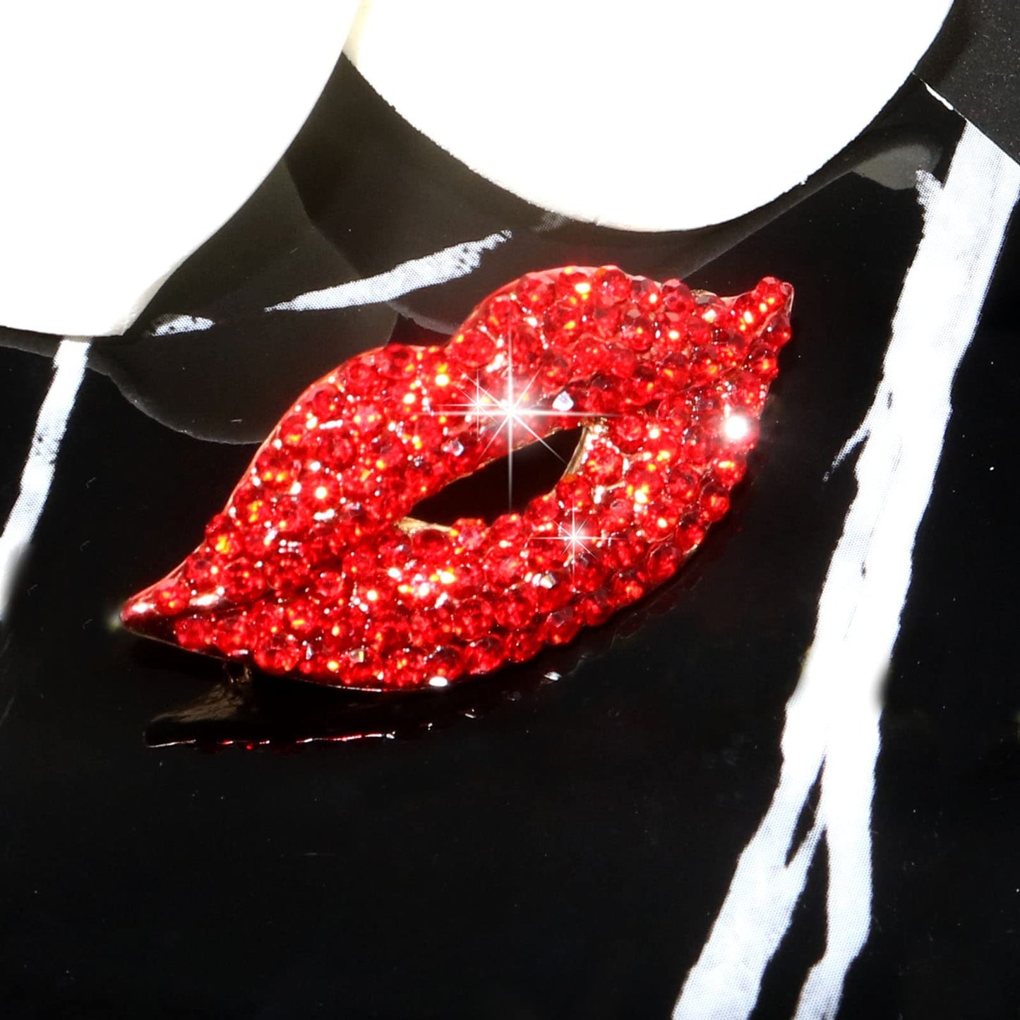 Red Crystal Lip Brooch Fashion Elegant Rhinestone Wedding Party Brooches Pin Jewelry Accessories Valentines Gift for Women Girl Gold Plated