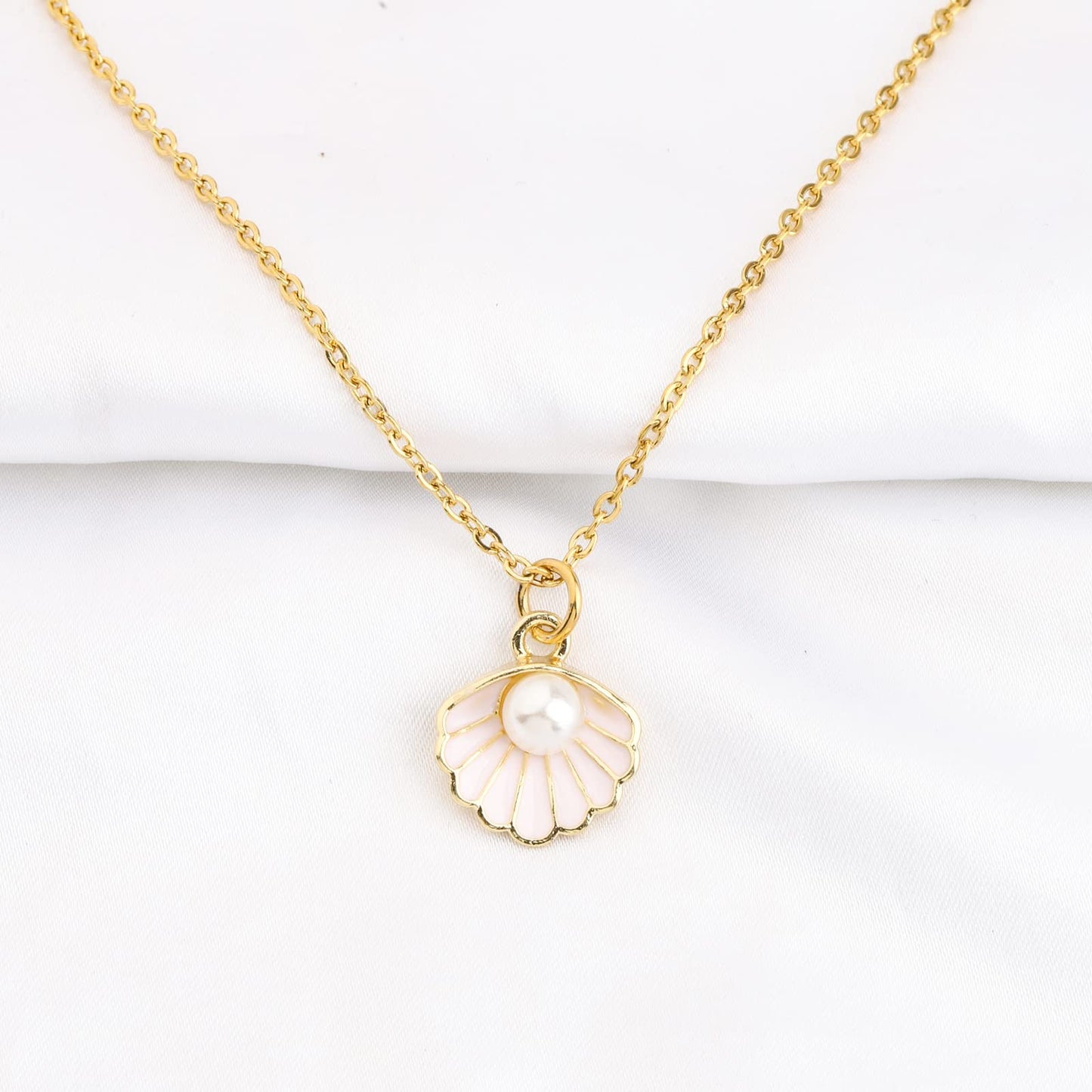 BNQL Seashell Pendant Necklace Beach Lover Gifts Scallop Necklace Enamel Seashell Jewelry Gifts for Women