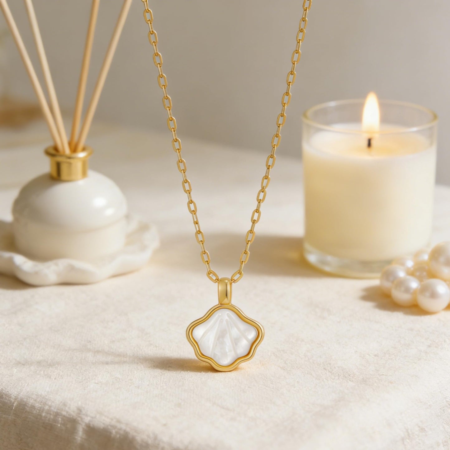 YUJIE Gold Shell Pendant Necklace for Women Dainty 14K Gold Plated Scallop Charm Summer Beach Minimalist Jewelry