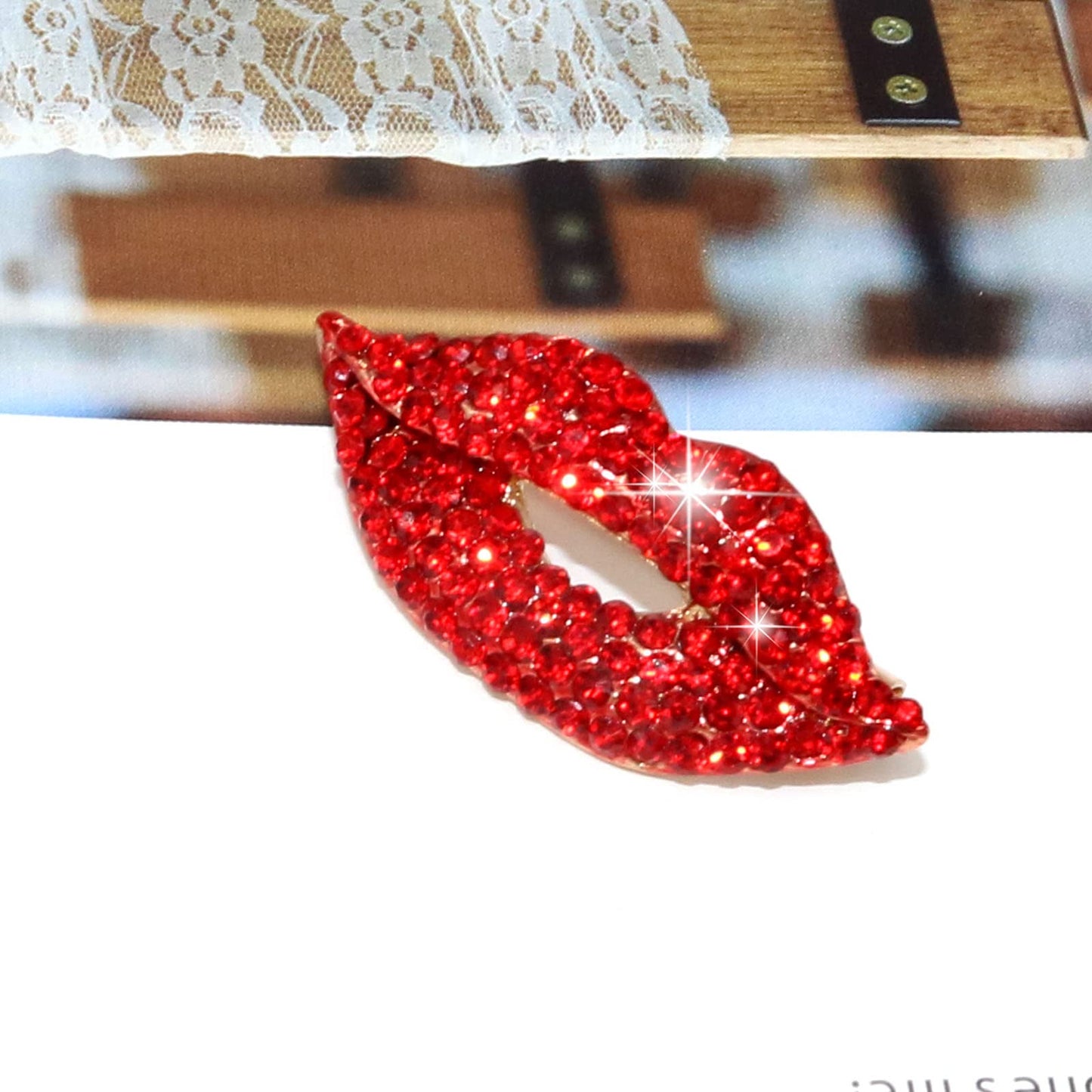 Red Crystal Lip Brooch Fashion Elegant Rhinestone Wedding Party Brooches Pin Jewelry Accessories Valentines Gift for Women Girl Gold Plated