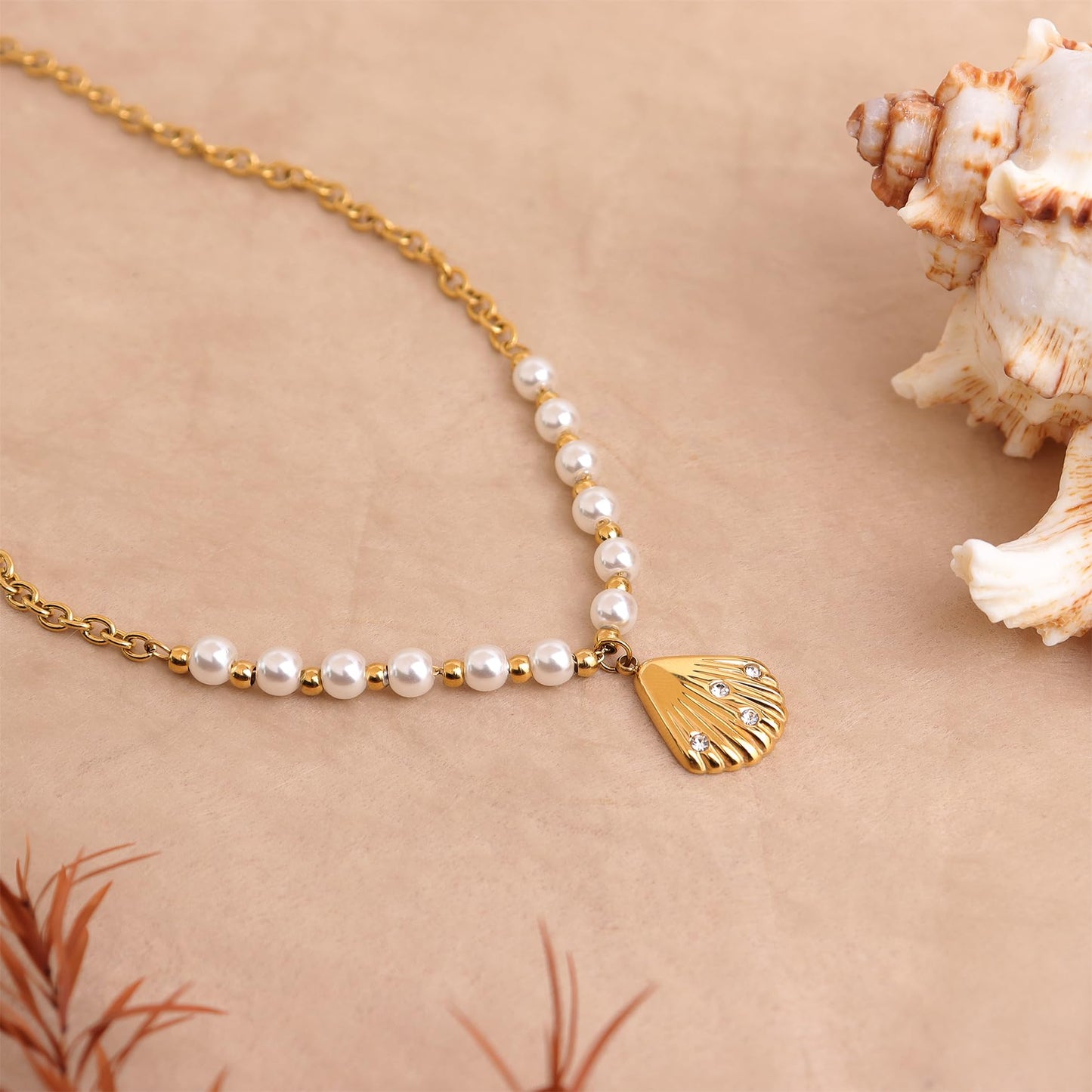 Frigotine Gold Shell Pendent Pearl Beaded Necklace for Women, Dainty Statement Seashell Textured Adjustable Chain Choker Summer Beach Jewelry Gifts