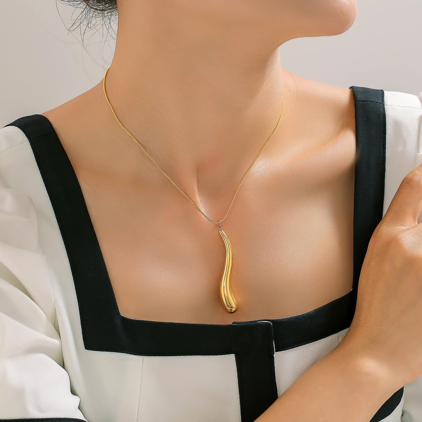 Frigotine Chunky Gold Twist Teardrop Pendant Necklace for Women，Trendy Charm Thick Adjustable Hammered Hollow Long Chain Nacklaces Fall Winter Prom Jewelry Gift.