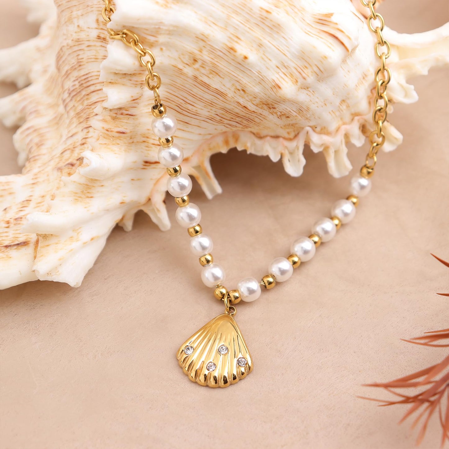 Frigotine Gold Shell Pendent Pearl Beaded Necklace for Women, Dainty Statement Seashell Textured Adjustable Chain Choker Summer Beach Jewelry Gifts