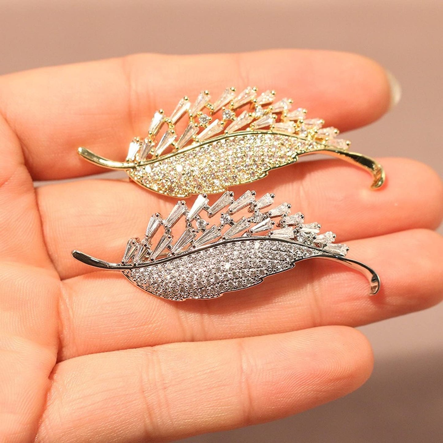 AILONMEI Elegant Leaf Corsage Brooches Jewelry for Women Fashion Pearl Costume Broaches and Pins(Silver)