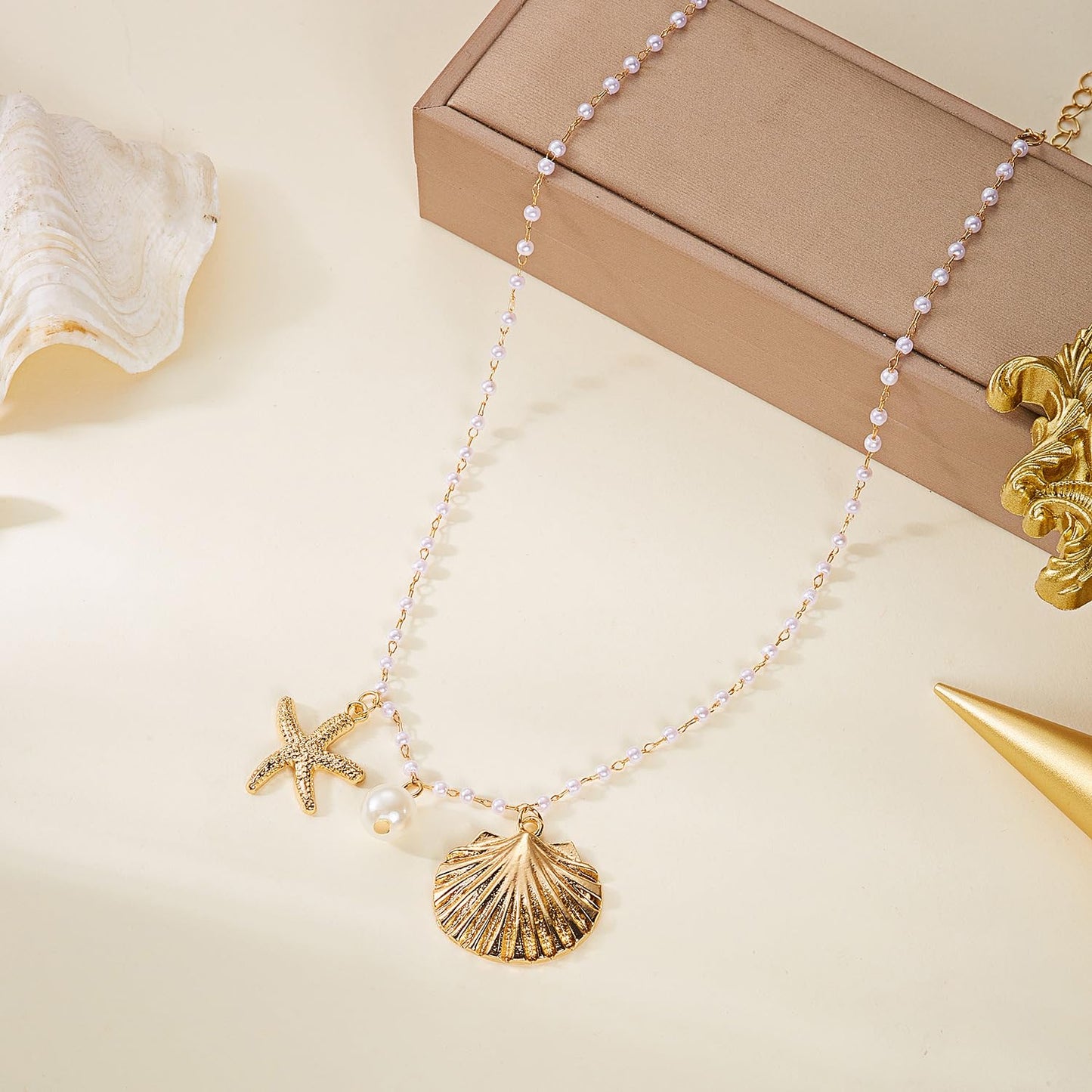 Gold Starfish Seashell Pearl Necklace for Women Gold Pearl Beaded Choker Necklace Summer Boho Starfish Seashell Charm Pendant Necklaces Beach Mermaid Jewelry Accessories