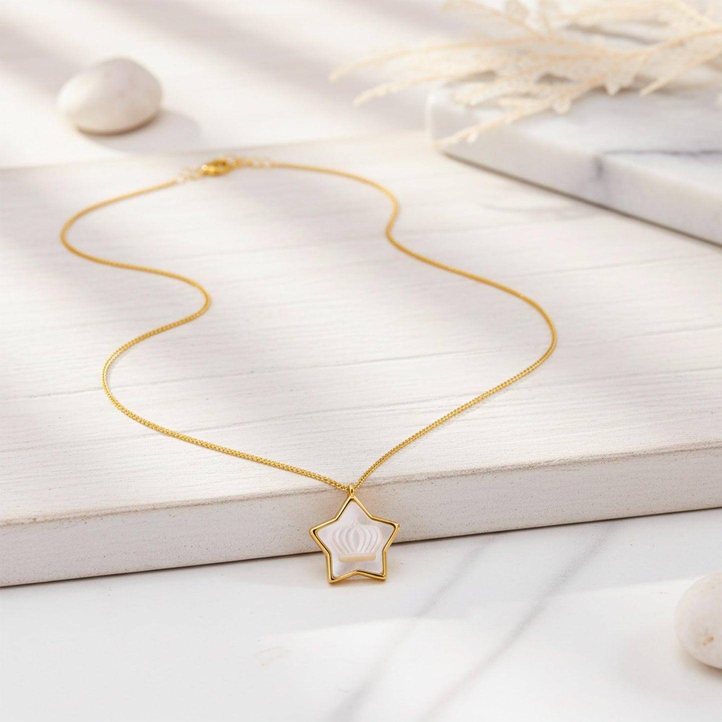 GLUBU Star Necklace for Women Shell Necklaces for Women Seashell Choker Pendant Necklace with Star Crown Sea Shell Jewelry Beach Summer Pearl Necklaces Star Necklace Gifts for Best Friends Sisters