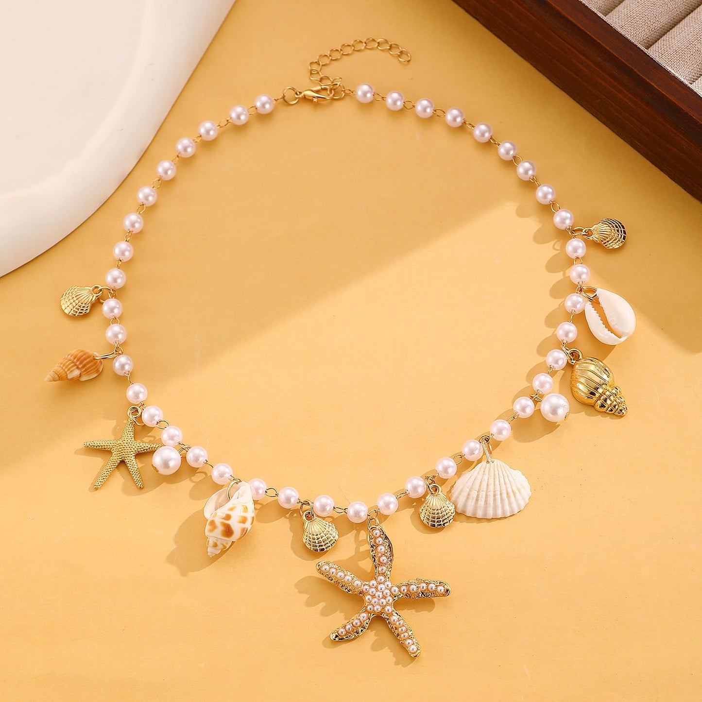 Gold Starfish Seashell Pearl Necklace for Women Gold Pearl Beaded Choker Necklace Summer Boho Starfish Seashell Charm Pendant Necklaces Beach Mermaid Jewelry Accessories