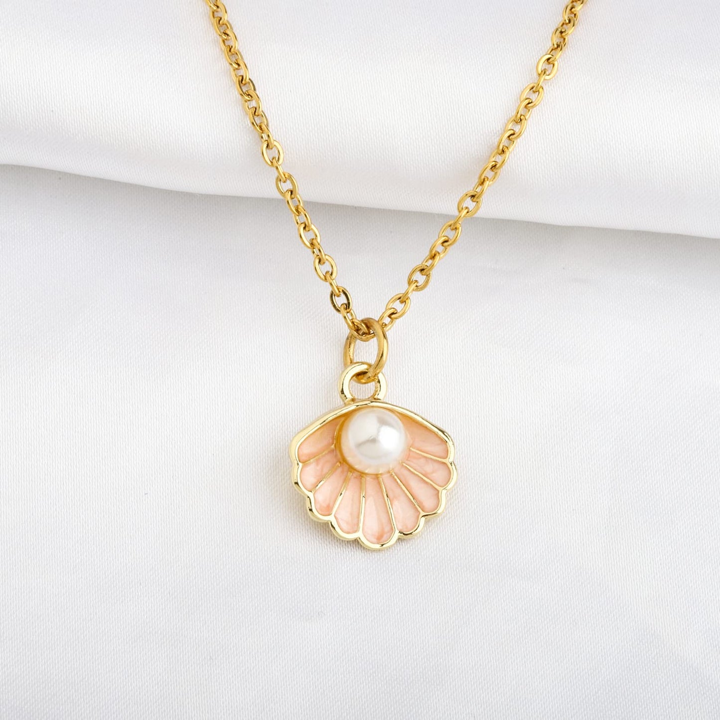 BNQL Seashell Pendant Necklace Beach Lover Gifts Scallop Necklace Enamel Blue Seashell Jewelry Gifts for Women