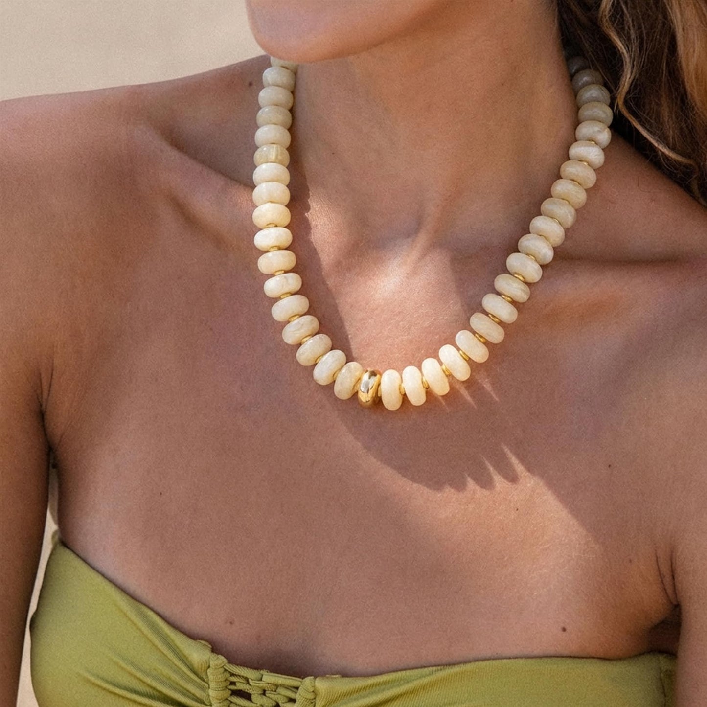 HolidayQbee Beaded Necklace for Women Chunky Beaded Necklace Boho Oval Big Bead Statement White Bead Choker Necklaces Fashion Trendy Summer Beach Jewelry Gifts