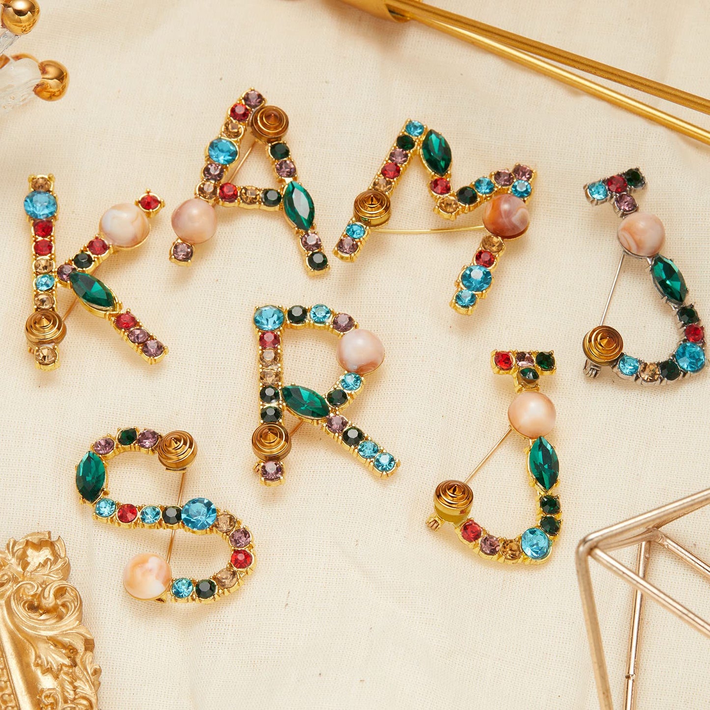RINHOO Pearl Initial Brooch Pin Crystal A-Z 26 Alphabet Letters Brooch Colorful Enamel Breastpin Pin Jewelry for women Gifts (Gold-J)
