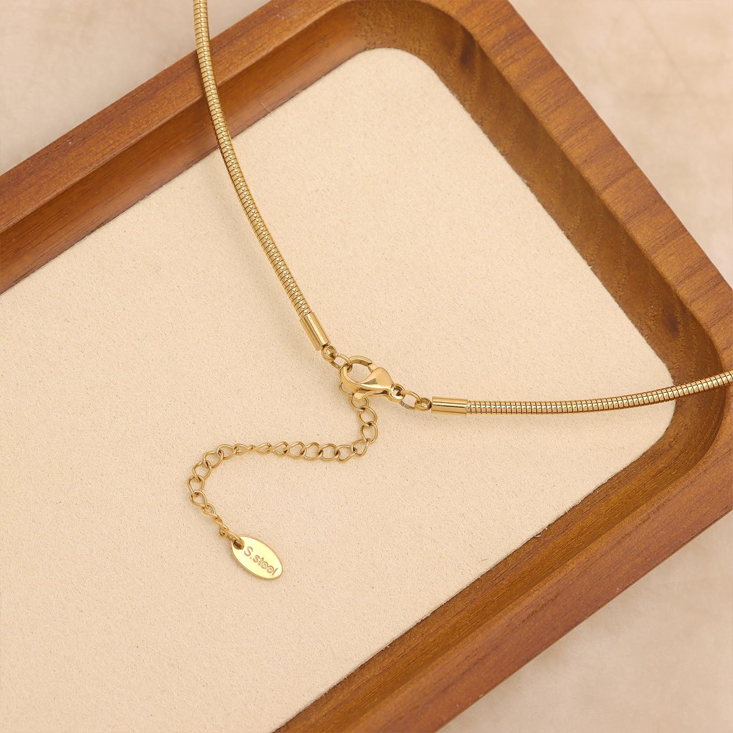 Frigotine Chunky Gold Sun Pendant Necklace for Women，Trendy Charm Thick Adjustable Snake Chain Hollow Sunburst Choker Nacklaces Fall Winter Prom Jewelry Gift.