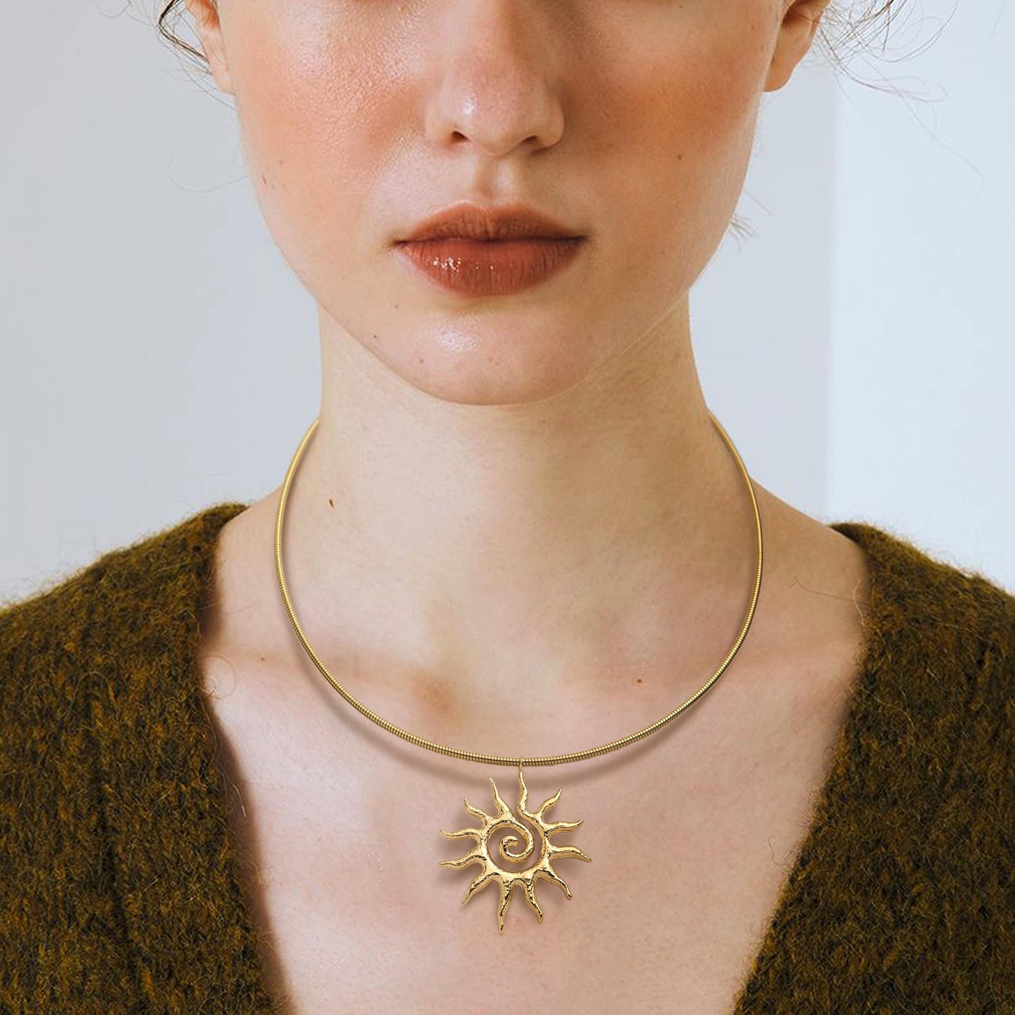 Frigotine Chunky Gold Sun Pendant Necklace for Women，Trendy Charm Thick Adjustable Snake Chain Hollow Sunburst Choker Nacklaces Fall Winter Prom Jewelry Gift.