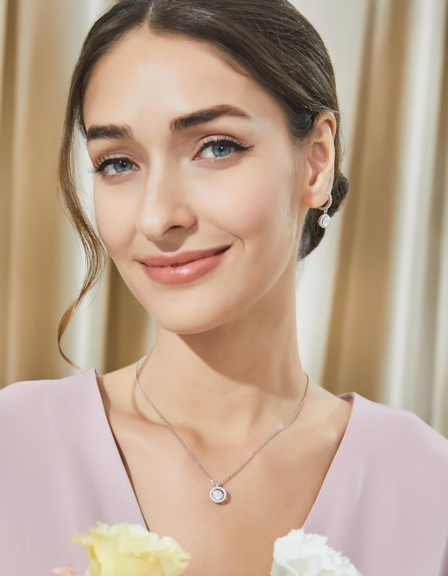 MomentWish Dancing Moissanite Necklaces for Women 1Carat D Color VVS1 Moissanite Silver Pendant Necklaces 925 Sterling Silver Floating Diamond Pendant for Daily Wear