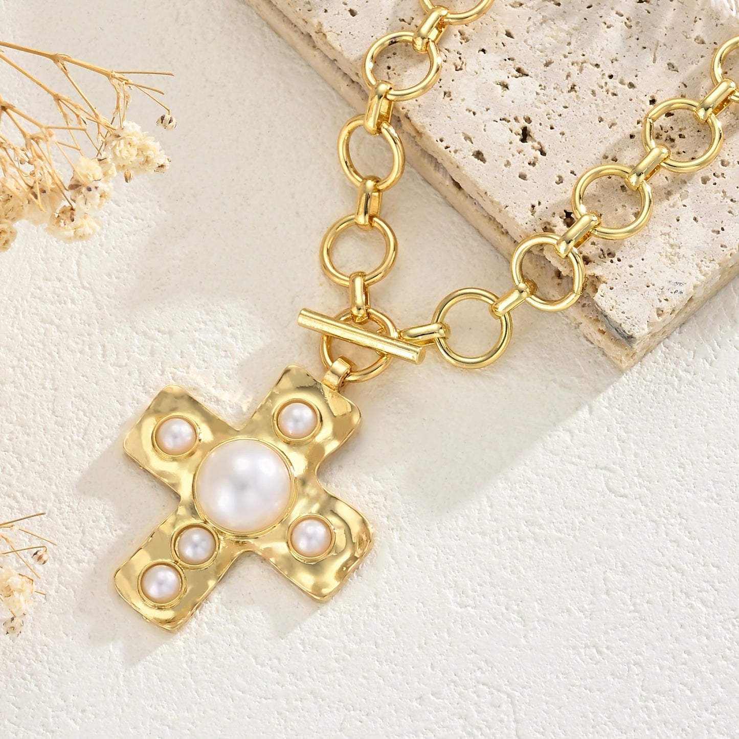 FAXHION Chunky Cross Necklace for Women, Gold Toggle Chain Statement Necklace with Hammered Cross Pendant, Vintage Chunky Necklace Jewelry Gift for Women