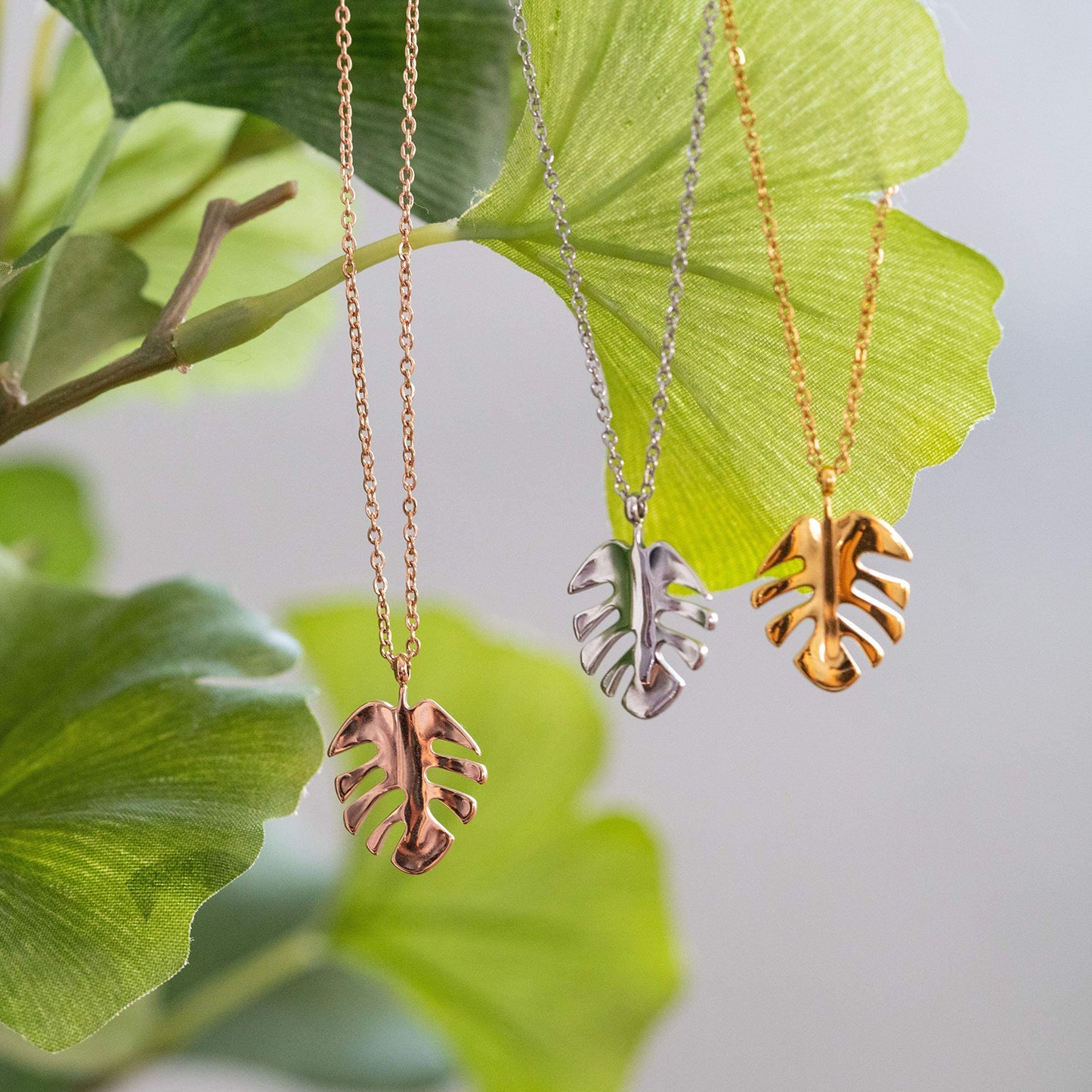 LUUK LIFESTYLE Filigree 19” necklace with monstera leaf pendant, modern and minimalist fashion accessory, nature zen jewellery for everyday life, HAPPINESS gift card, lucky charm, layer look, gold